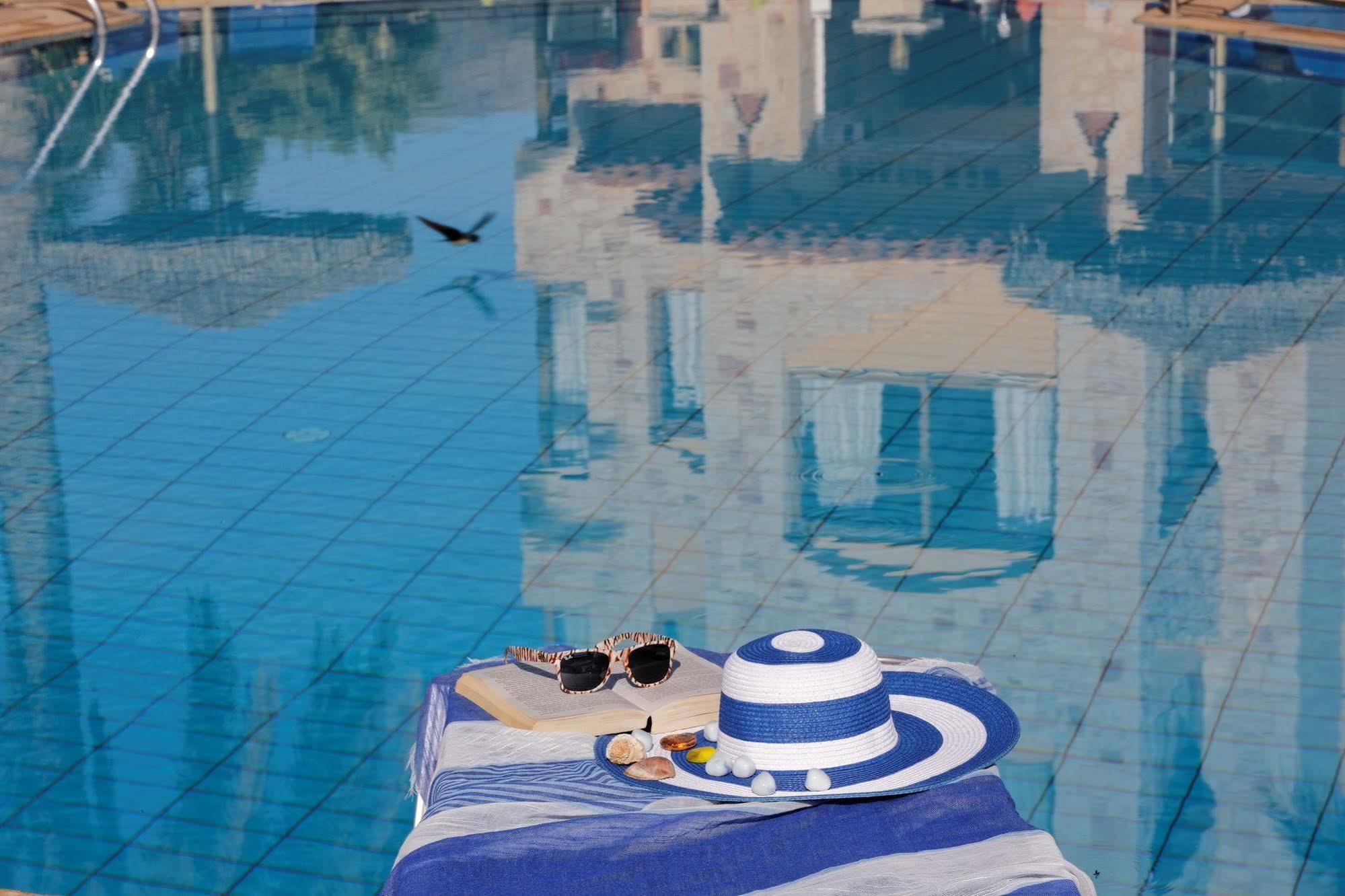 Aparthotel Danelis &